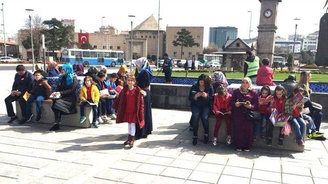 Tramvay Hattı Kitap Okuma Etkinliğine Ev Sahipliği Yaptı