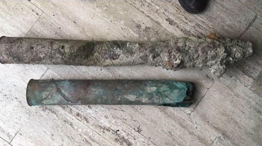 &Ouml;ğrencileriyle Dalışta Top Mermisi Buldu