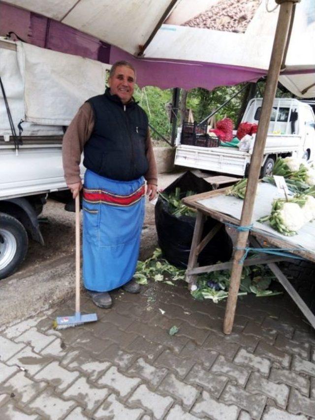 Temizlik Bilinçlendirmesi Ve Çöp Poşeti Dağıtımı Devam Ediyor