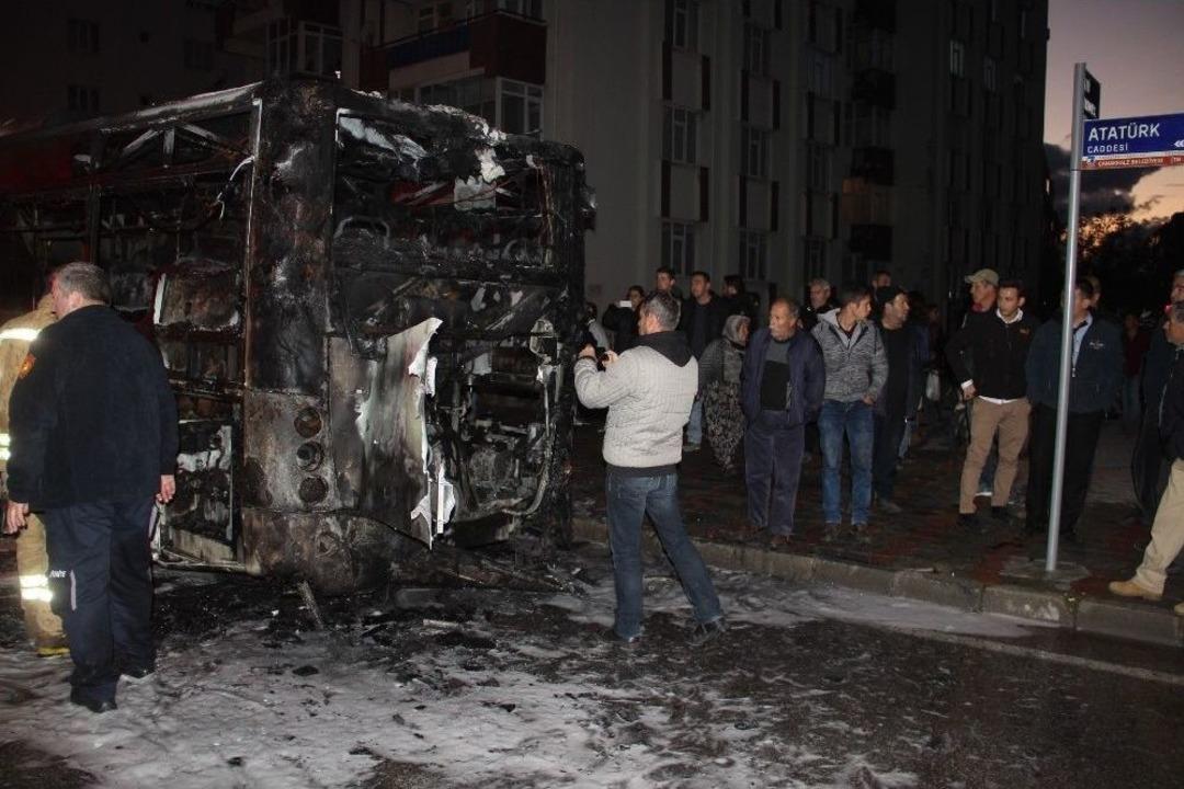 &Ccedil;anakkale&rsquo;de Halk Otob&uuml;s&uuml; Alev Alev Yandı
