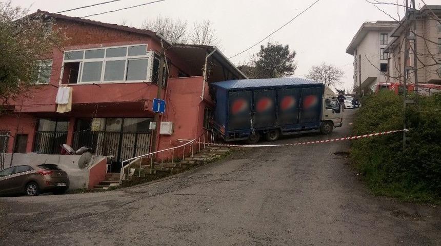 Beykoz&rsquo;da Kamyonet Eve Girdi