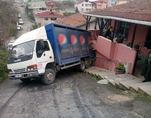 Beykoz’da Kamyonet Eve Girdi