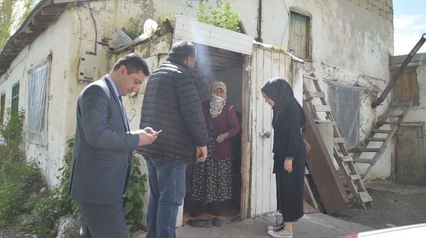 Eleşkirt End&uuml;stri Meslek Lisesi İhtiya&ccedil; Sahibi Ailelere Alışveriş Kartı Dağıttı