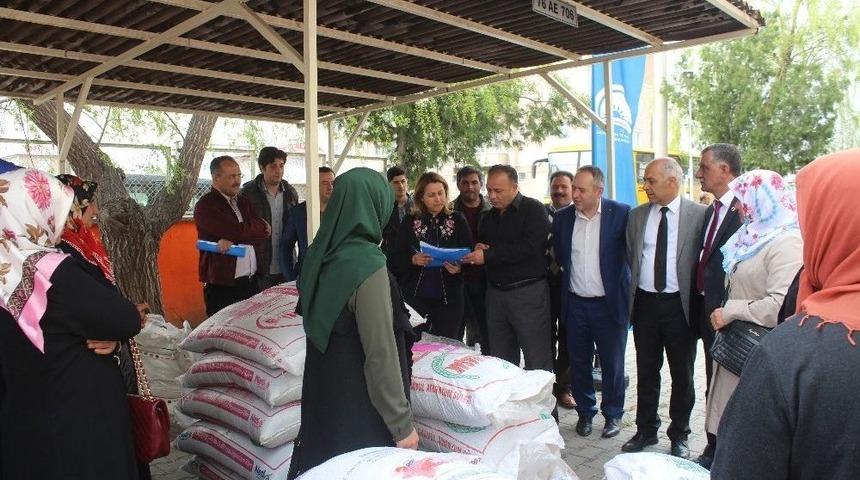 &Ccedil;ift&ccedil;iye Nohut Tohumu Ve G&uuml;bre Dağıtıldı