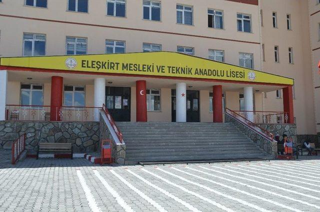 Eleşkirt Endüstri Meslek Lisesi İhtiyaç Sahibi Ailelere Alışveriş Kartı Dağıttı