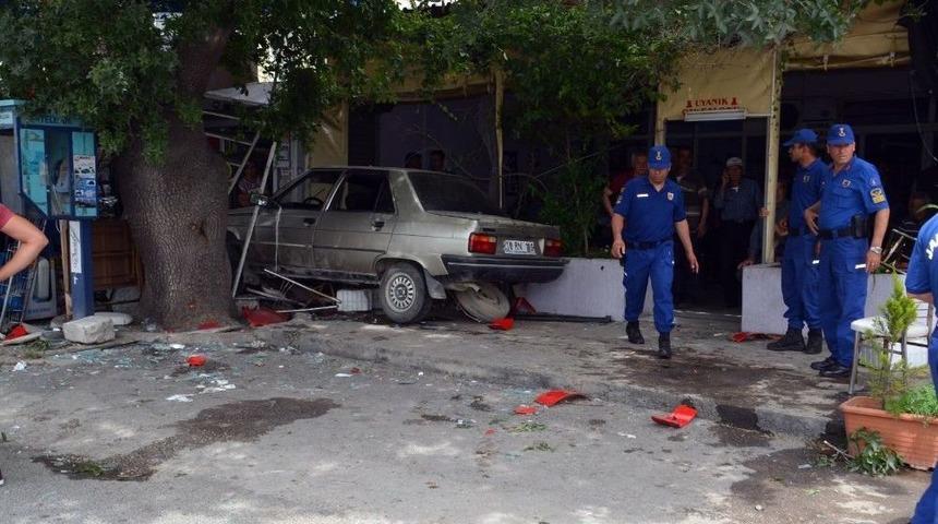 Otomobil Kahvehaneye Girdi: 2 Ölü