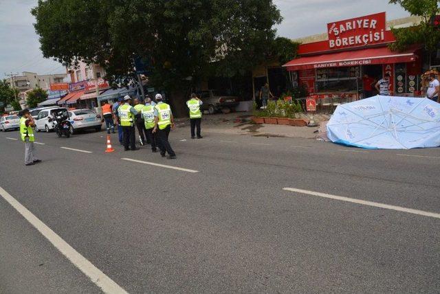 Otomobil Kahvehaneye Girdi: 2 Ölü