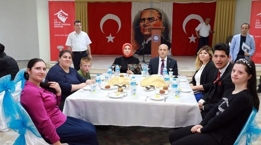 Vali Çiftçi, Engellilerle İftar Yaptı