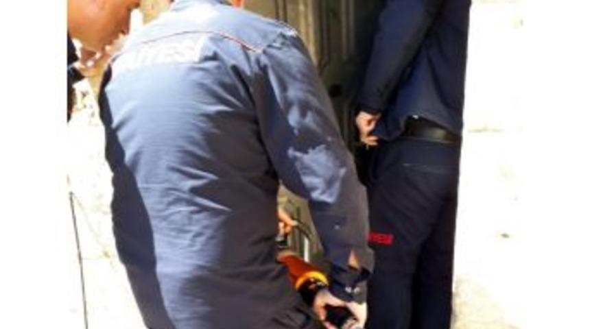 Eli Kapıya Sıkışan &Ccedil;ocuk Kurtarıldı