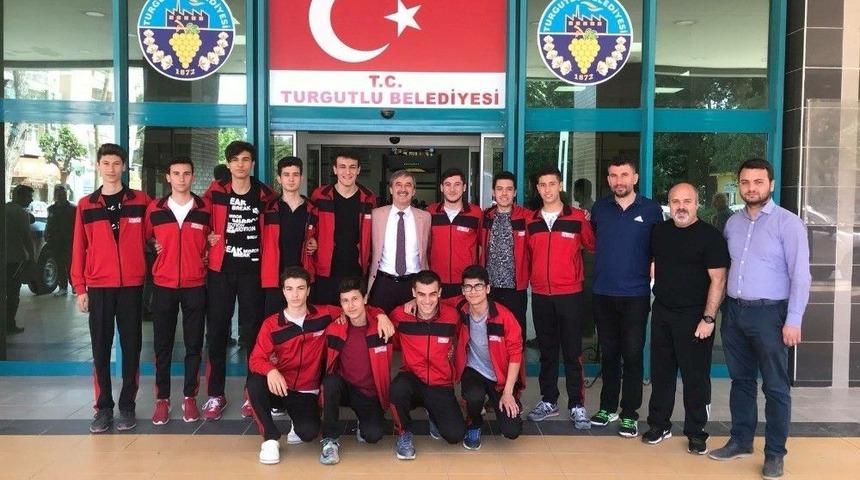 Voleybolda Turgutlu Belediyespor Fırtınası Ediyor