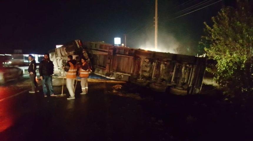 İzmir&rsquo;de Soya Fasulyesi Y&uuml;kl&uuml; Tır Devrildi