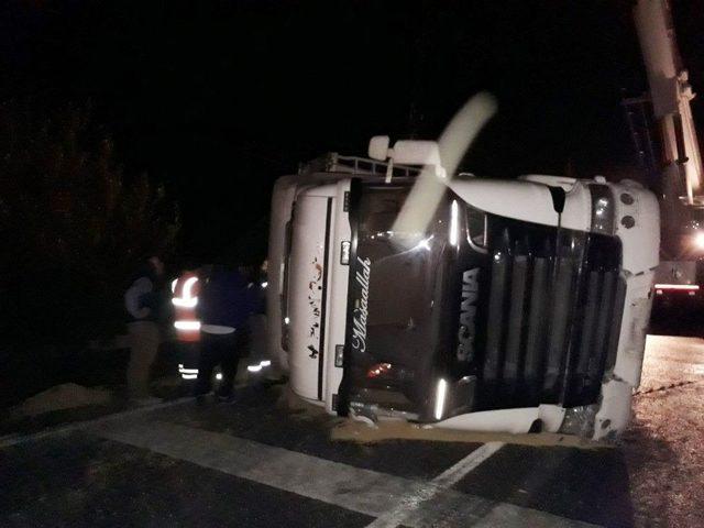 İzmir’de Soya Fasulyesi Yüklü Tır Devrildi