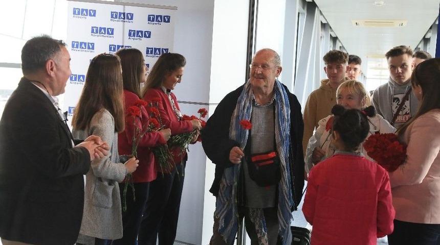 Havalimanına İlk Turist Kafilesi Geldi