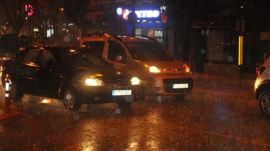 Aniden Bastıran Yağış Zor Anlar Yaşattı