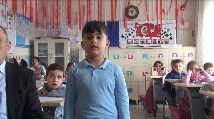 7 Yaşındaki Iraklı Fahat Halit, İstiklal Marşı&rsquo;nın 10 Katısını Ezbere Biliyor