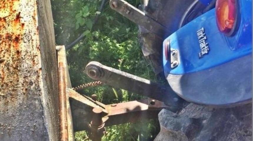 Trakt&ouml;r İle Su Tankeri Arasına Sıkışmıştı