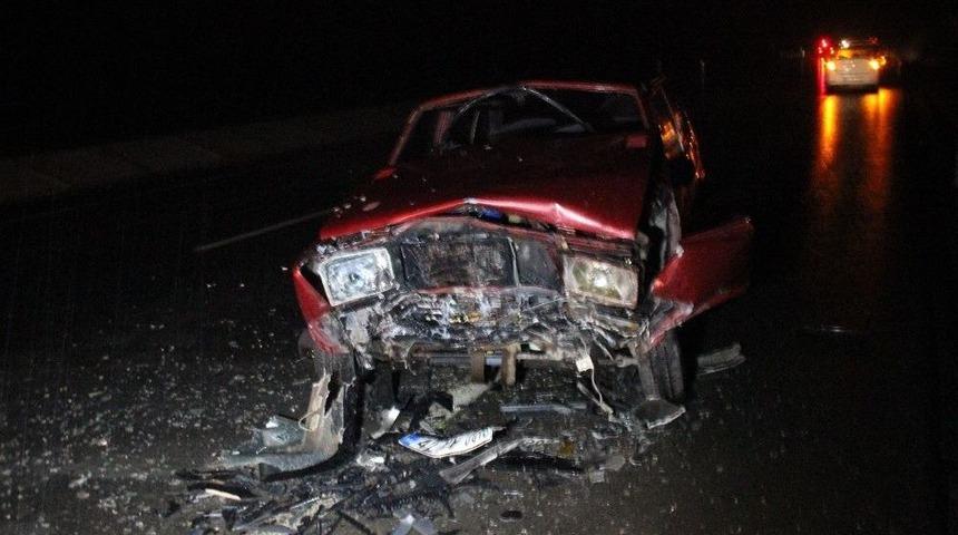 İki Otomobil Kafa Kafaya &Ccedil;arpıştı: 9 Yaralı