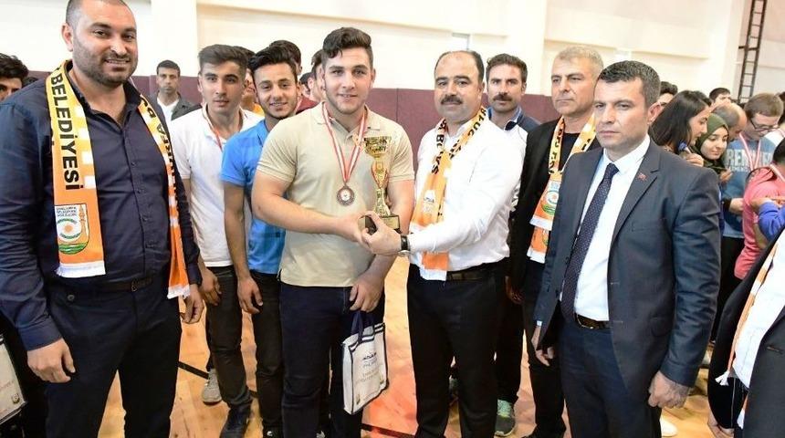 Dereceye Giren Sporculara &Ouml;d&uuml;lleri Verildi