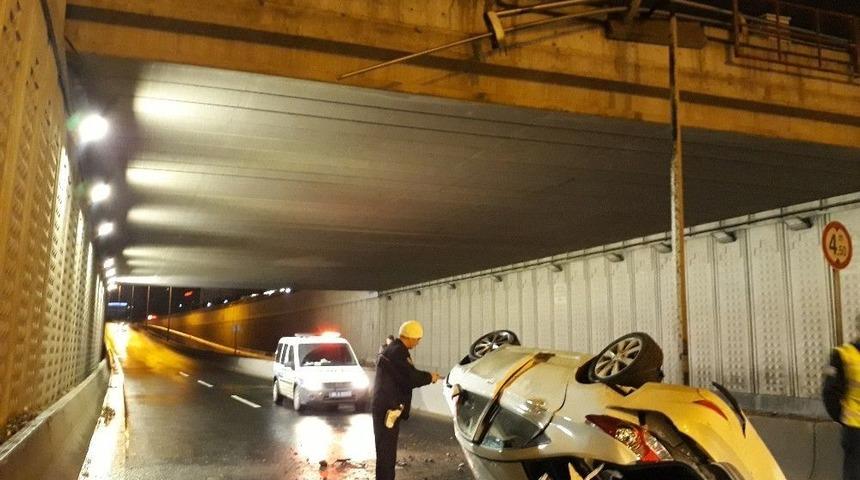 Otomobil K&ouml;pr&uuml;l&uuml; Kavşaktan Alt Yola D&uuml;şt&uuml;: 2 Yaralı