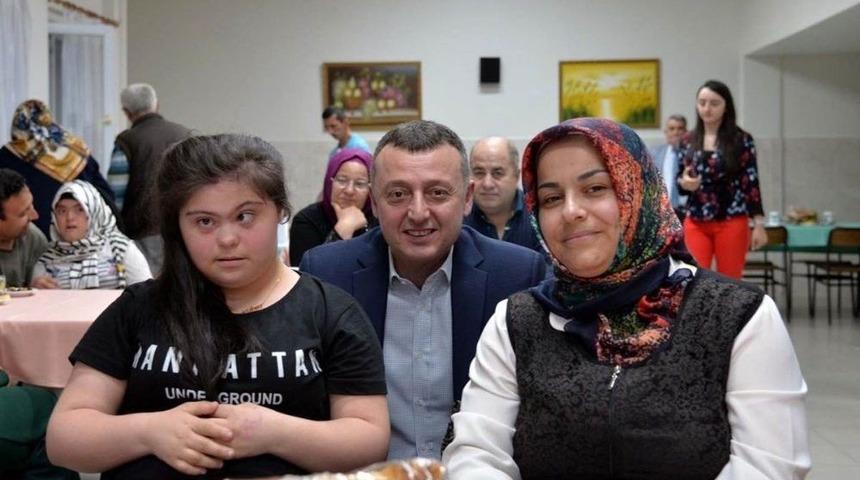 Vali B&uuml;y&uuml;kakın, İlk Orucunu Huzurevi Sakinleriyle A&ccedil;tı