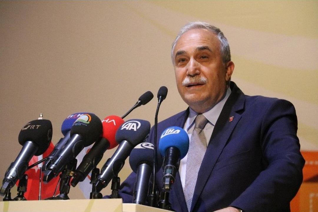 Bakan Fakıbaba Hibe Alan Şirketlere Temsili &Ccedil;ek Takdim Etti