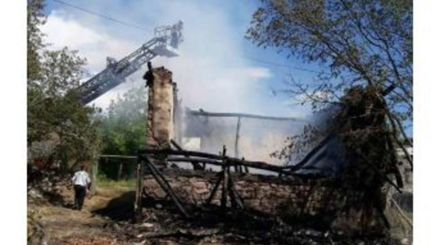 &Ccedil;emişgezek&rsquo;te Ev Yangını