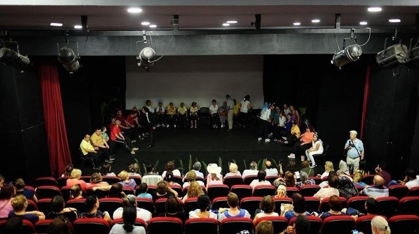 Kuşadası Belediyesi&rsquo;nden Engelsiz Tiyatro