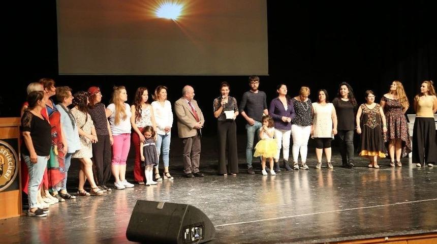 Kuşadası Belediyesi Kadın Tiyatrosu&rsquo;na &rsquo;direklerarası Seyirci&rsquo; &Ouml;d&uuml;l&uuml;