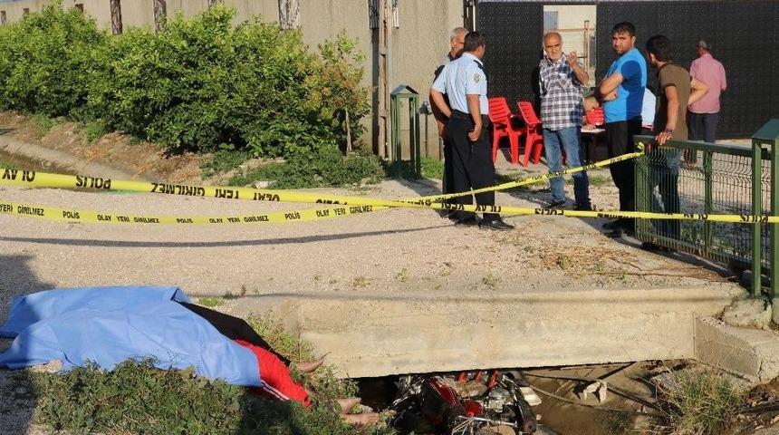 Motosiklet Sulama Kanalına D&uuml;şt&uuml;: 2 &Ouml;l&uuml;