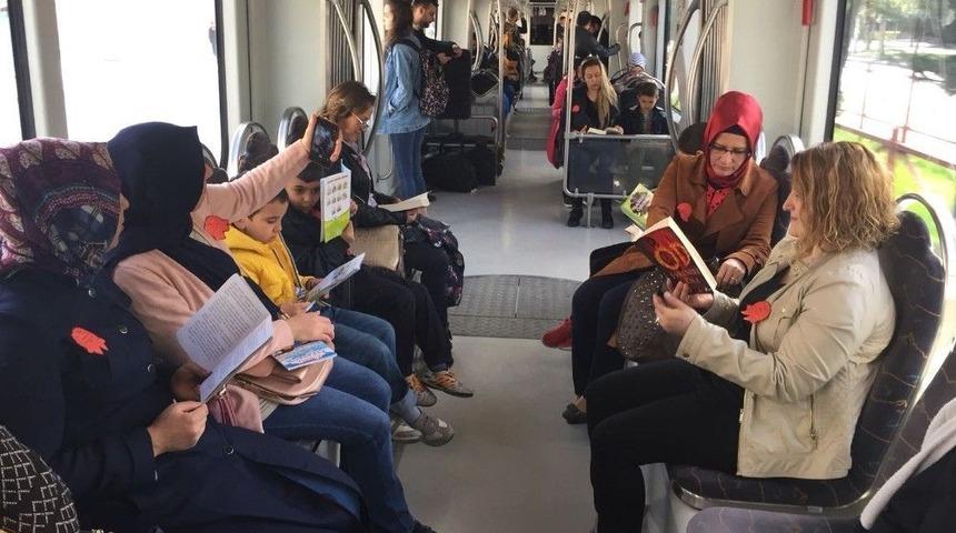 İlkokul &Ouml;ğrencilerinden Tramvayda Kitap Okuma Etkinliği