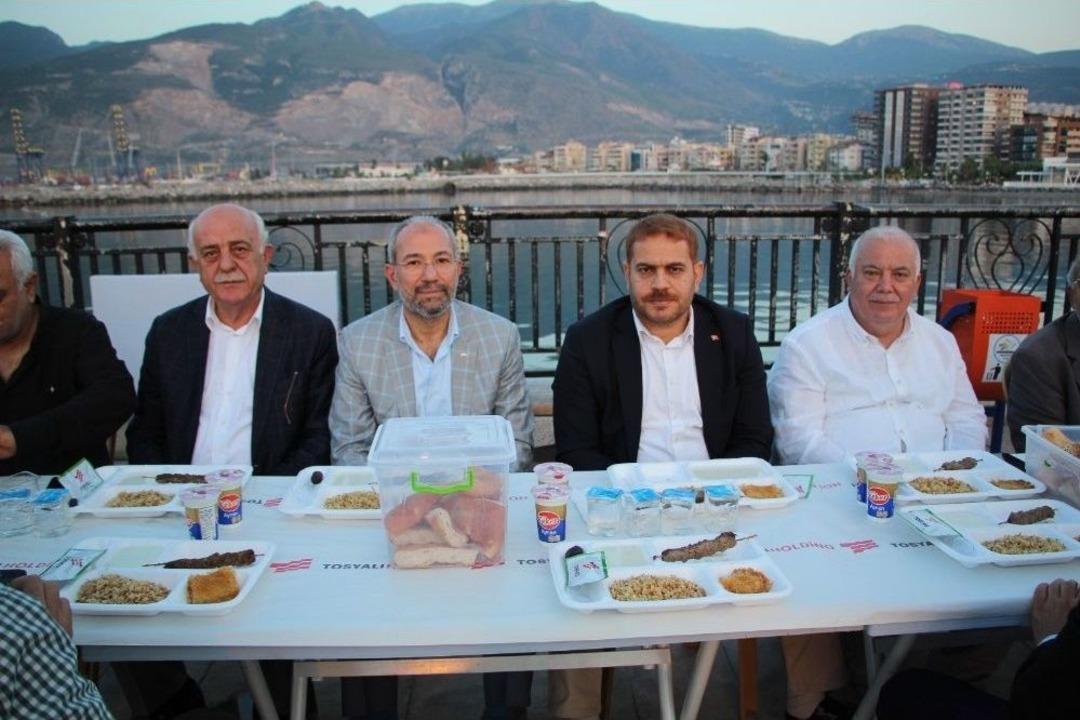 Ak Parti Hatay İl Başkanı G&uuml;ler İftarını Vatandaşlarla Birlikte A&ccedil;tı