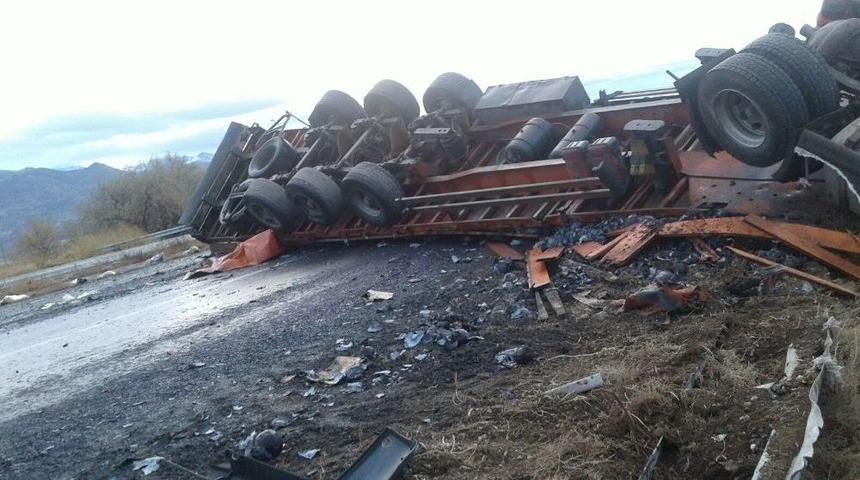 Lahana Y&uuml;kl&uuml; Kamyon Devrildi: 1 Yaralı