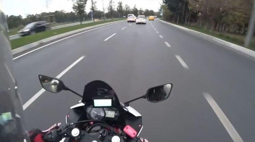 (&ouml;zel Haber) Makas Atan S&uuml;r&uuml;c&uuml;ye Bı&ccedil;ak &Ccedil;ekti, Yumruk Ve Tekmeler Havada U&ccedil;uştu