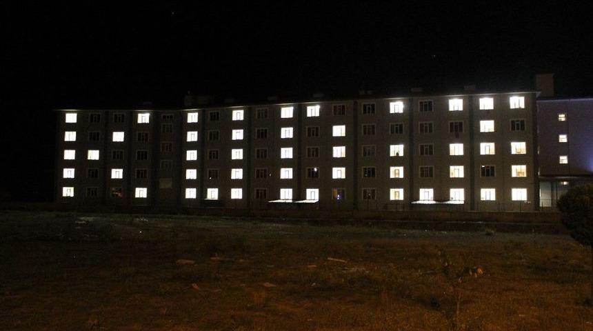 Kyk &Ouml;ğrencileri, Yurt Binalarını "kud&uuml;s" Yazısıyla Işıklandırdı