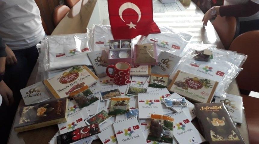Manisalı &Ouml;ğrencilerden Polonyalı Proje Ortaklarına Hediye
