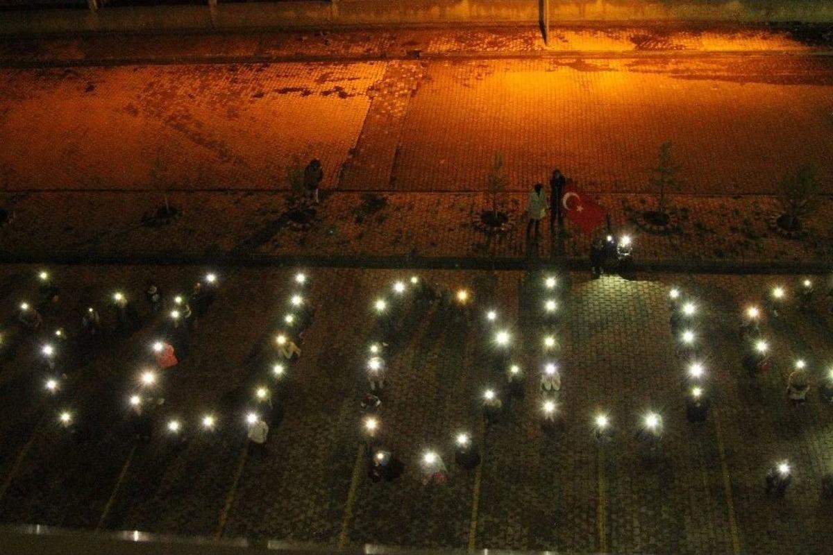 Işıklarla Kud&uuml;s Yazısı Yazarak İsrail&rsquo;i Protesto Ettiler