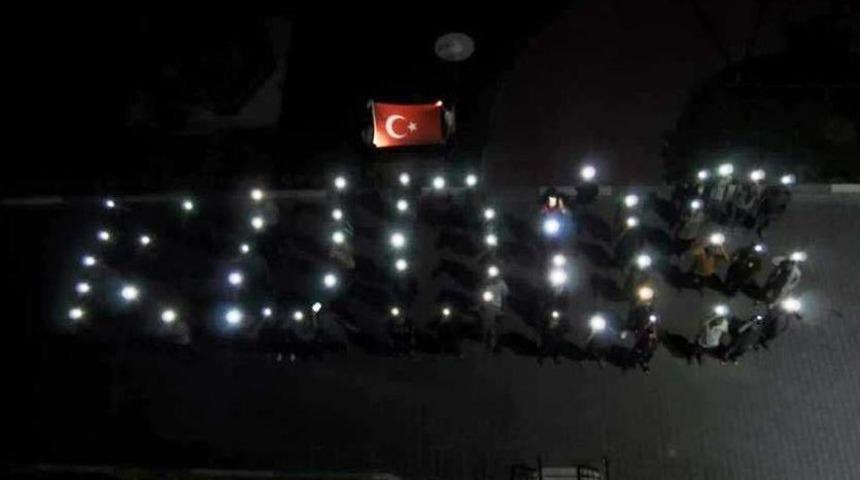 Kyk &Ouml;ğrencileri Telefonla Işığıyla "kud&uuml;s" Yazdı