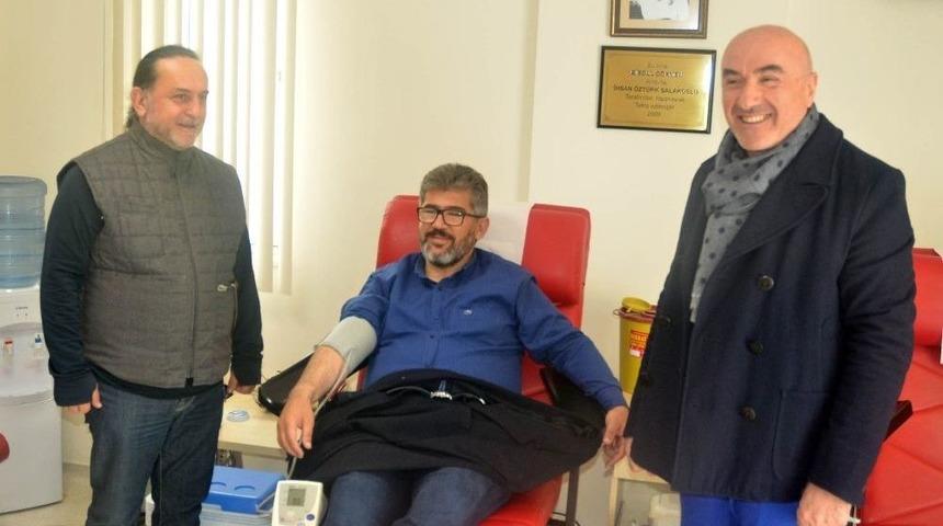 Ak Partili Milletvekili &Ouml;zt&uuml;rk Kan Bağışladı