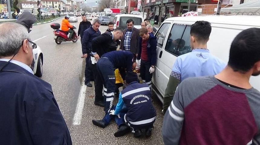 Yol Ortasında Sızan Madde Bağımlısına Aracın &Ccedil;arpıp Ka&ccedil;tığını Sandılar