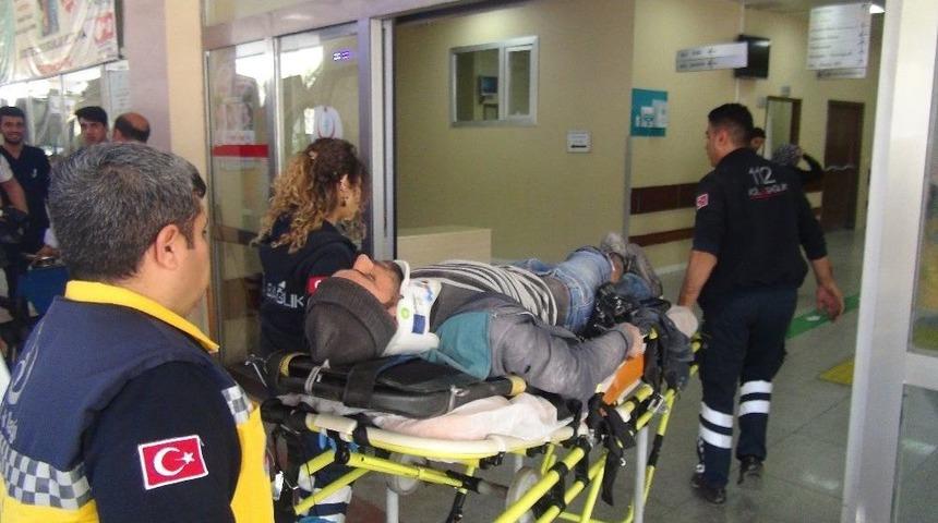 Arıza Yapan Ara&ccedil; Zincirleme Kazaya Neden Oldu: 3 Yaralı