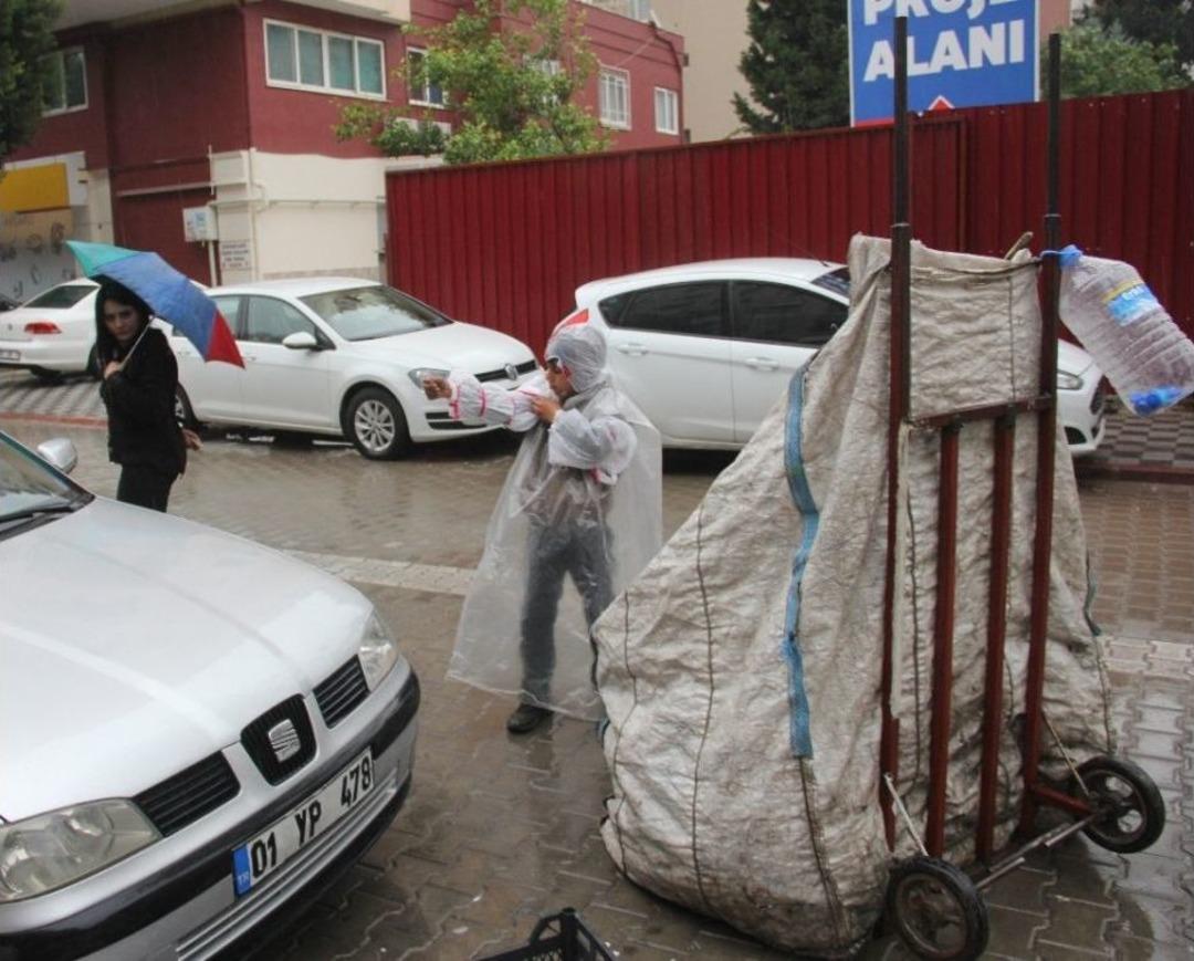 Yağmurda &Ccedil;alışmak İ&ccedil;in Naylon Kıyafet Yaptı