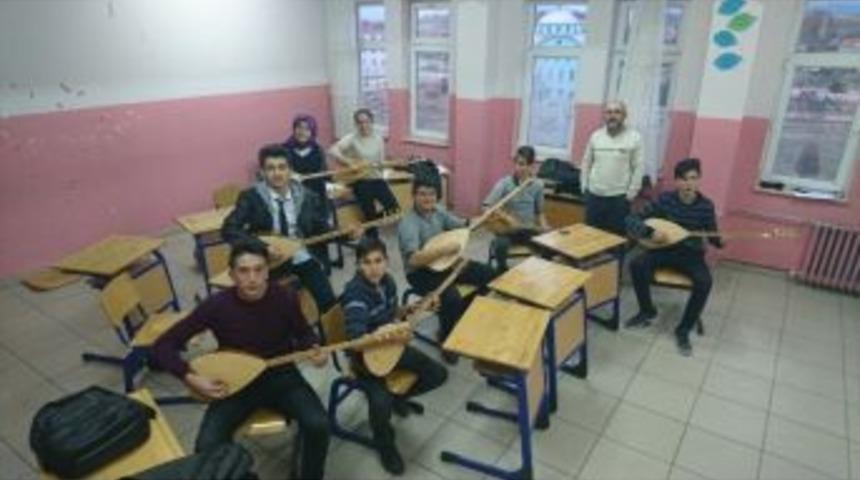 Lise &Ouml;ğrencilerine Bağlama Kursu