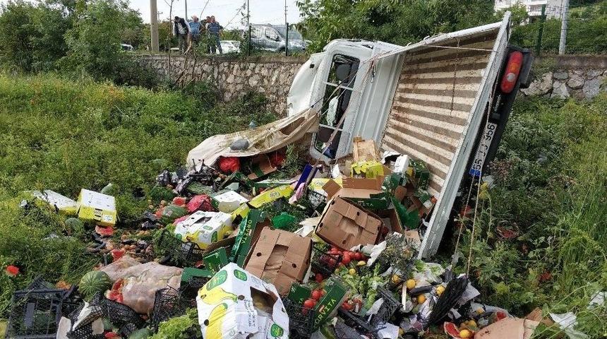 Samsun&rsquo;da Meyve-sebze Y&uuml;kl&uuml; Kamyonet Şarampole Yuvarlandı: 2 Yaralı
