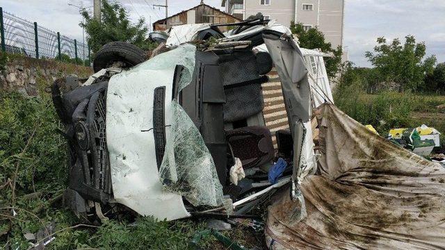 Samsun’da Meyve-sebze Yüklü Kamyonet Şarampole Yuvarlandı: 2 Yaralı