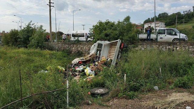 Samsun’da Meyve-sebze Yüklü Kamyonet Şarampole Yuvarlandı: 2 Yaralı