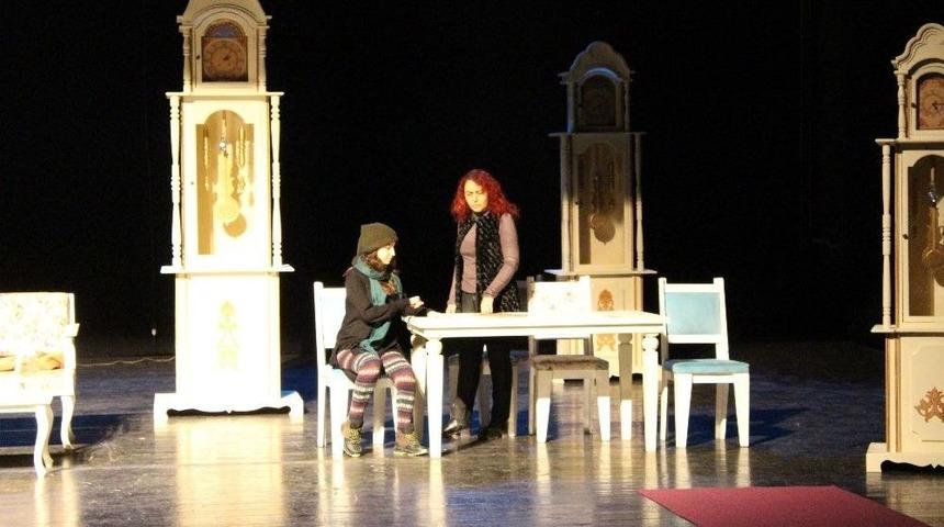 &rsquo;beyaz&rsquo; Oyunu &Uuml;&ccedil; Farklı Şehirde İzleyiciyle Buluştu