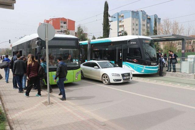 Kazı Sırasında Doğalgaz Hattı Delinince Tramvay Seferleri İptal Edildi