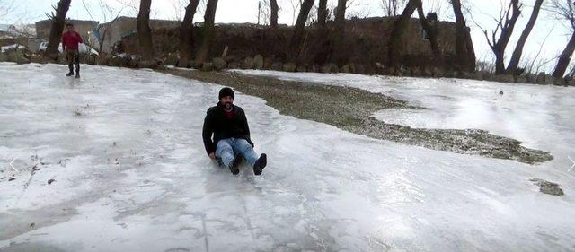 Tarla Buz Pistine Döndü