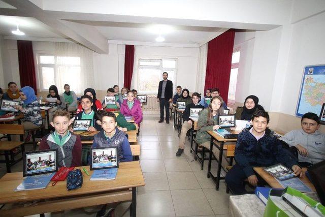 Başkan Akcan’dan Öğrencilere Fotoğraf Hatırası