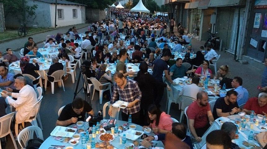 Ümraniye’de 5 Yıldızlı İftar Sofrası Kuruldu